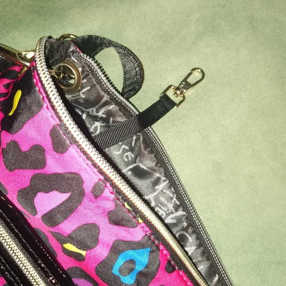 Betsey Johnson Crossbody Bag Fuscha Leopard Print NWOT Lots Of Storage Hot Pink - Picture 7 of 11